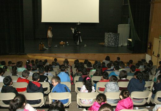 Teatro escolar para concienciar sobre a importancia da reciclaxe